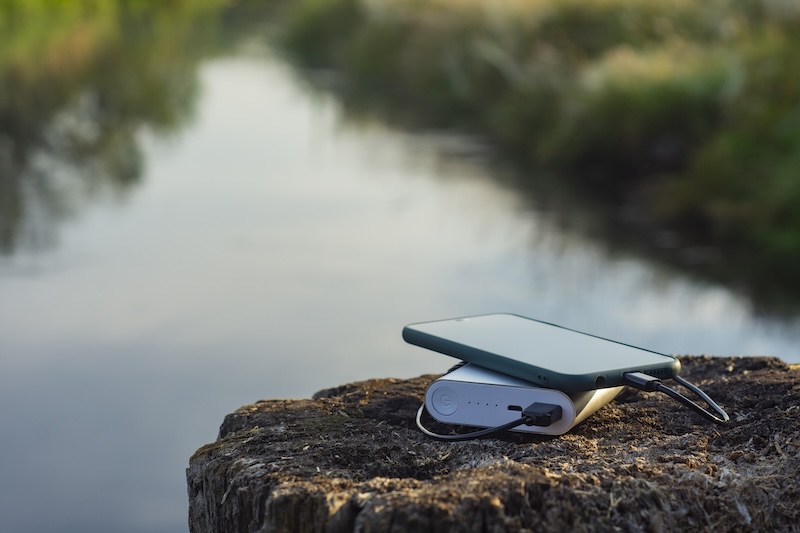 Powerbank och telefon i naturen
